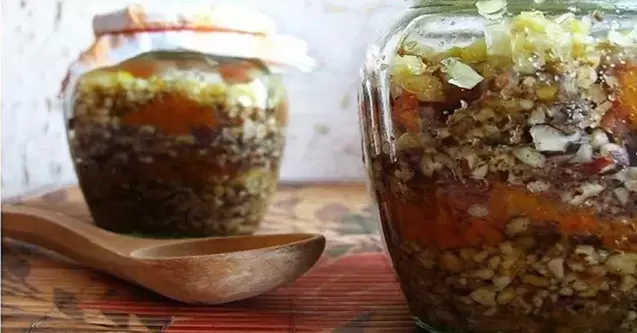 nøddeblanding med honning for styrke