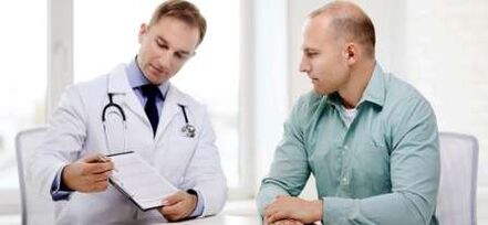En urolog behandler patologisk udflåd hos en mand